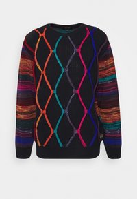Maglione nero a maglia con motivo a rombi multicolore nella parte frontale e maniche a righe orizzontali nei toni del rosso, arancio, viola, blu e verde.