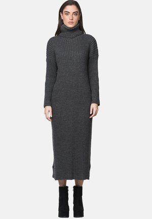 Charcoal grijze geribde gebreide jurk met een hoge hals, lange mouwen, zijsplitten en een aansluitende silhouette, gecombineerd met zwarte enkellaarsjes.