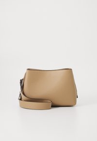 Borsa a tracolla in pelle tan con finitura texturizzata, forma curvata, cinturino regolabile e tasca laterale con zip.