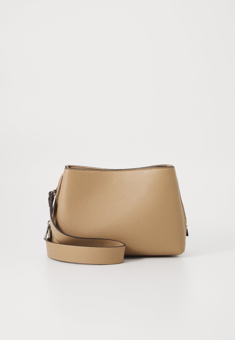 Borsa a tracolla in pelle tan con finitura texturizzata, forma curvata, cinturino regolabile e tasca laterale con zip.