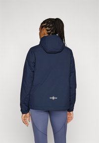 Mørkeblå hettejakke med en glatt tekstur, med elastiske mansjetter og et logo aksent ved bakre kant. Enkel, funksjonell design.