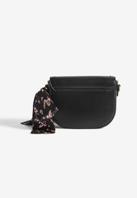 Borsa a spalla in pelle nera con forma arrotondata, chiusura a pattina superiore e una sciarpa di seta floreale nera legata di lato per decorazione.