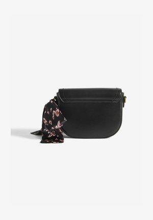 Sac à épaule en cuir noir, de forme arrondie, avec une fermeture à rabat sur le dessus et une écharpe en soie noire à motif floral attachée sur le côté pour la décoration.
