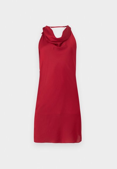 Červené šaty bez rukávov s drapovaným výstrihom, vyrobené z hladkého materiálu. Majú dĺžku po strednú stehná a jednoduchý, rovný strih.