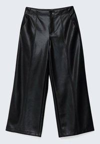 Culottes en simili cuir noir avec une coupe à jambes larges, des coutures visibles et des poches latérales, dotées d'une fermeture à bouton et fermeture éclair à l'avant.