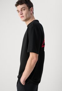 HUGO Μπλουζάκι με στάμπα - black