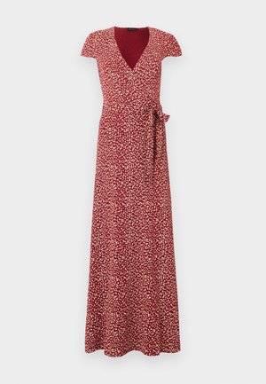 Ερυθρό φόρεμα τύπου wrap με κοντά μανίκια, ντεκολτέ σε σχήμα V και ζώνη στη μέση, που φτάνει μέχρι το πάτωμα.