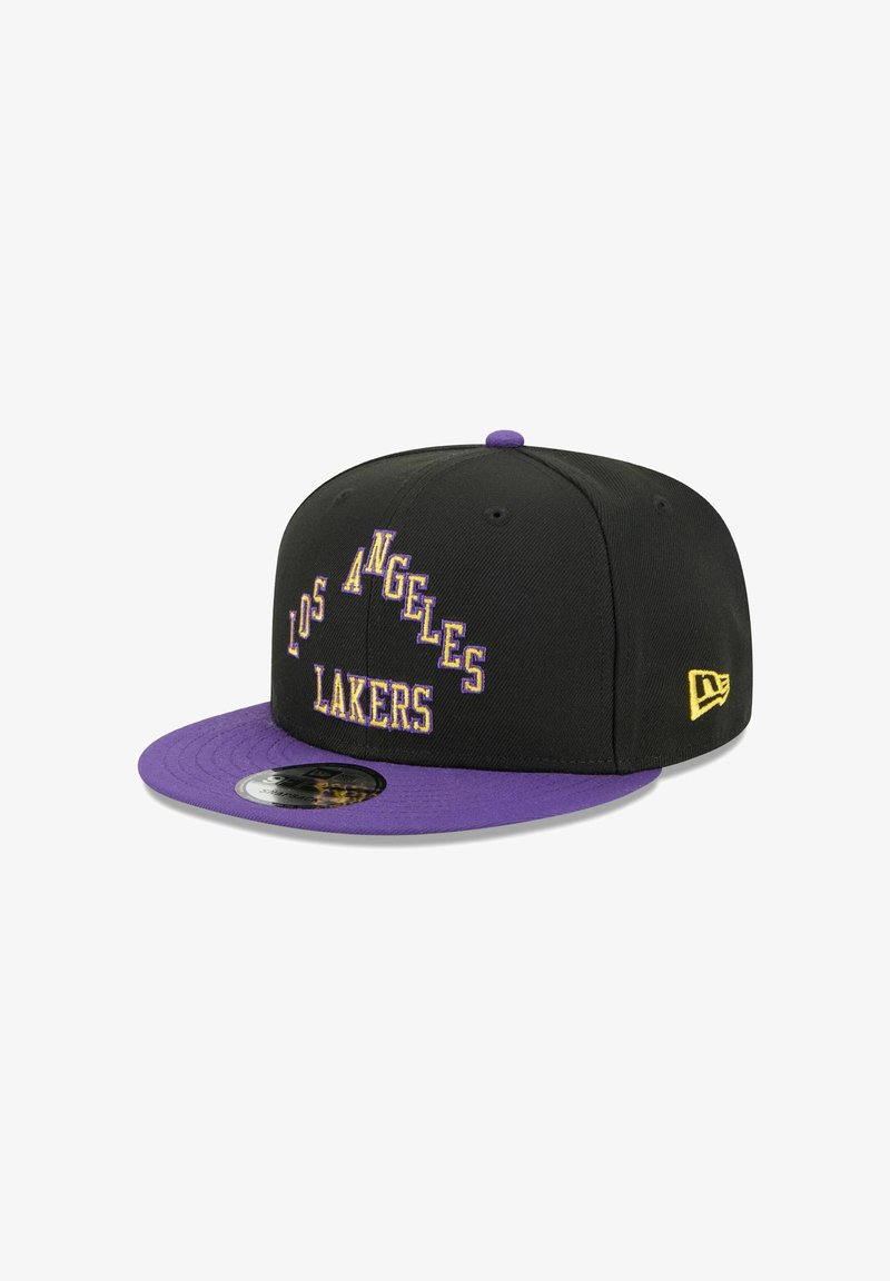 Schwarze Snapback-Kappe mit lila Schirm, bestickt mit "LOS ANGELES LAKERS" in Gelb und Lila. Standard-Schirm-Design, strukturierter Stoff.
