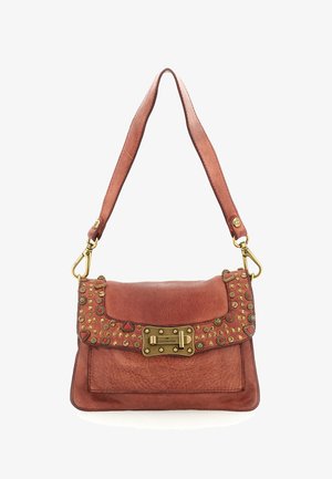 Borsa a tracolla in pelle marrone con decorazioni in metallo dorato, dettagli triangolari e un lucchetto rettangolare sulla pattina anteriore.