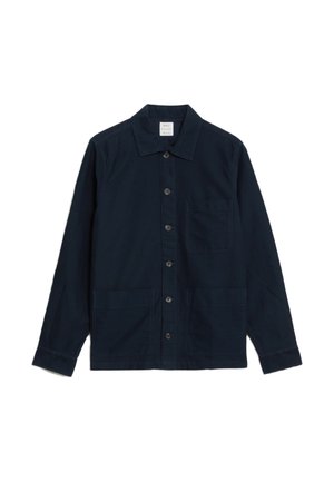 Marineblaue Baumwolljacke mit Knöpfen, Kragen, langen Ärmeln, zwei Fronttaschen und einer Brusttasche mit Etikett im Nacken.