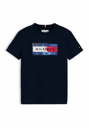 Marineblå T-shirt med korte ærmer med en rektangulær Tommy Hilfiger-logo og "Est. 1985" trykt midt på fronten.