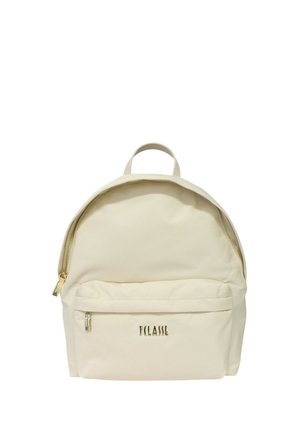 Zaino color crema con tasca anteriore con zip, cerniere dorate e logo "1CLASSE" sulla tasca, mostrato su sfondo bianco.