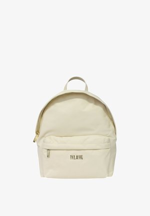 Zaino color crema con tasca anteriore con zip, cerniere dorate e logo "1CLASSE" sulla tasca, mostrato su sfondo bianco.