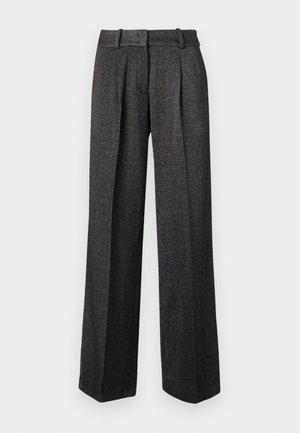 Pantaloni a gamba larga in tessuto grigio scuro con un leggero lucido, caratterizzati da pieghe frontali e una vita piatta per un aspetto sartoriale.