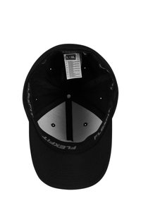 Čierna čiapka s mäkkým vonkajším povrchom a svetlosivým vnútrom. Obsahuje štítok so size a ventilačné otvory. Branding pozdĺž vnútorného pásu.