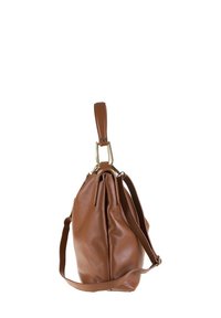 Sac à main en cuir marron avec une finition texturée, doté d'une anse supérieure et d'une bandoulière réglable, ornements en métal doré, et une forme décontractée.