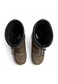 Hnědé prošívané boty s černým elastickým límcem a úpravou na šňůrku; texturovaný, měkký materiál a gumová podrážka se žlutým akcentem.