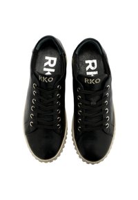 Baskets noires en cuir avec un bout rond, dotées de lacets, de surpiqûres latérales et d'une semelle en caoutchouc blanche. Logo "RKO" visible sur les semelles intérieures.