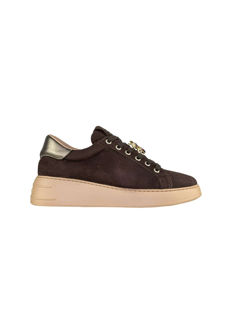 Sneaker scamosciati marroni scuri con suola beige, dotati di dettagli metallici sul tallone e lacci decorativi con un motivo floreale.