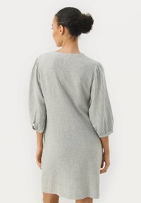 Gestreiftes Kleid mit lässiger Passform, dreiviertellangen Puffärmeln und einem detailreichen Ausschnitt, aus einem leichten Stoff in Grau und Weiß gefertigt.