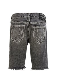 Crne traper šortsevi s izgužvanim rubom, kontrastnim šavovima i dva stražnja džepa s prepoznatljivim zakrivljenim dizajnom. True Religion logo na poleđini.