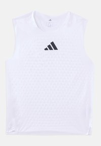T-shirt de sport blanc sans manches avec panneau avant texturé et logo Adidas noir centré sous le col.