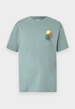 Lysegrøn kortærmet T-shirt med lille sol, bølger og striber grafik på venstre bryst.