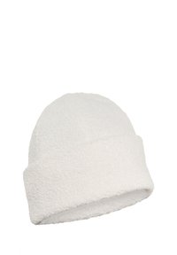 Biely fleecový čiapka s mäkkou, štruktúrovanou textúrou, zaoblenou korunou a širokým ohnutým lemom pre zvýšené teplo a pohodlie.