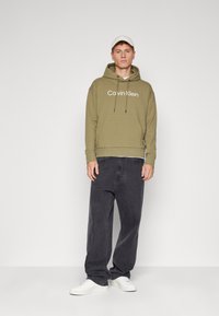 Calvin Klein HERO LOGO COMFORT HOODIE - Felpa - delta green