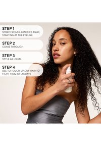 Femme aux cheveux bouclés vaporise un produit d'une bouteille tandis que les instructions pour les étapes de soins capillaires apparaissent à gauche.