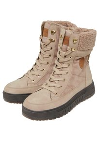 Bottines en suède beige avec un col en fausse fourrure, semelle plate en caoutchouc, œillets en métal et accents texturés. Comprend des lacets et une marque sur le côté.