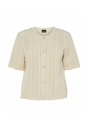 Crèmekleurig gebreid kort mouwvestje met knoopsluiting aan de voorkant, geschulpte randen en een patroon van opengewerkt design, met het label "PIECES" aan de binnenkant van de kraag.