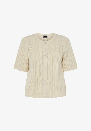 Crèmekleurig gebreid kort mouwvestje met knoopsluiting aan de voorkant, geschulpte randen en een patroon van opengewerkt design, met het label "PIECES" aan de binnenkant van de kraag.