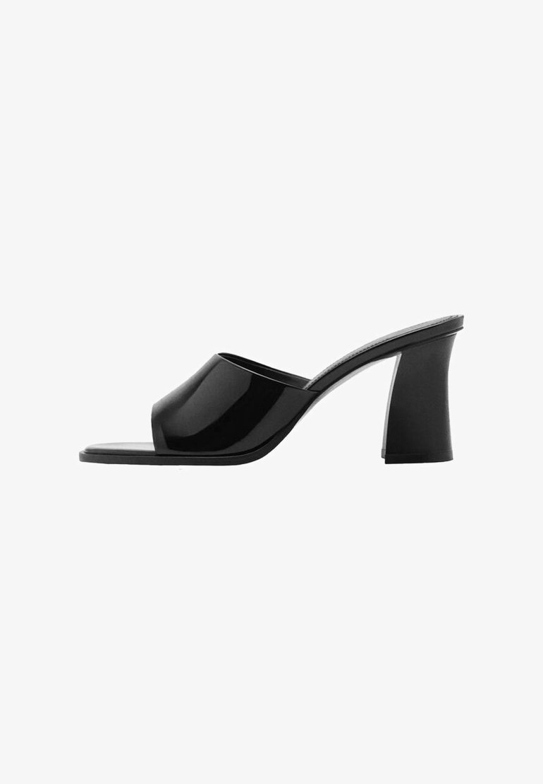 Sandalias de dedo negras con acabado de charol brillante, punta cuadrada y diseño de tacón grueso. Silueta elegante y textura suave.