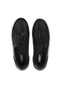 Zapatos de cuero negro con un acabado suave, con un diseño sin cordones, borlas ornamentales y detalle perforado a lo largo de la puntera.