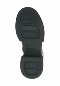 Suola di scarpa in gomma nera con un battistrada a motivo. Presenta il marchio "Caprice" e la taglia "37" impresso. Design liscio e piatto, texture durevole.