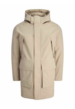 Giacca impermeabile beige con colletto alto, chiusura frontale con zip e due grandi tasche anteriori; texture liscia e design minimalista.