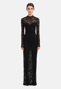 Schwarzes Spitzenkleid mit langen Ärmeln, tailliertem Oberteil und gerafftem Rockdetail. Durchsichtige Spitzenüberlagerung mit Blumenmuster, bodenlanges Design.