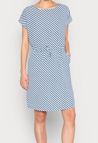 Robe rayée bleu et blanc, manches courtes, taille cintrée avec cordon de serrage, poches latérales, coupe décontractée, fabriquée en tissu léger.