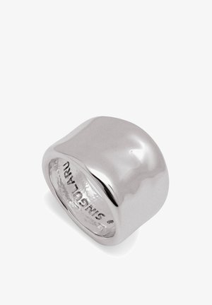 Glatter, breiter Silberring mit polierter Oberfläche und gravierter Innenseite, die "SNGL LR" liest.