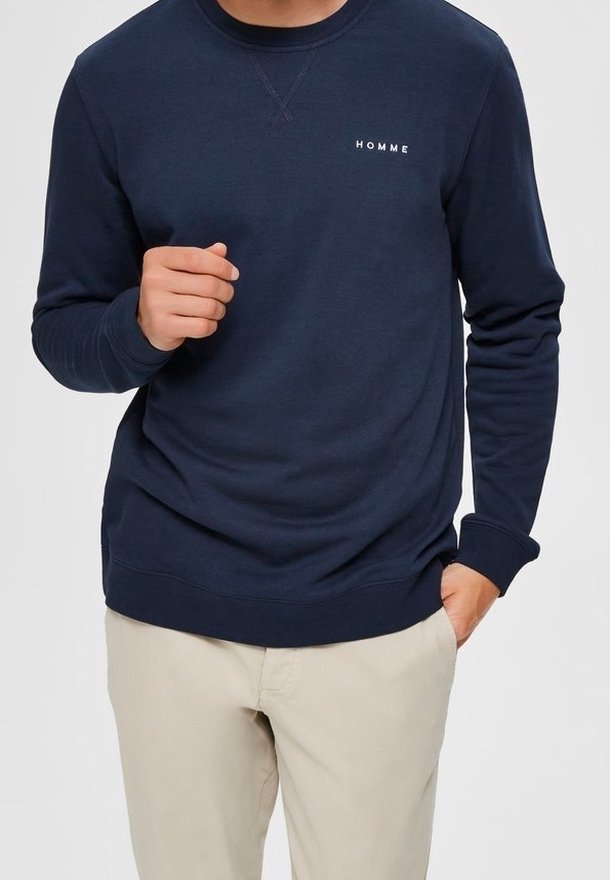 Námořnická mikina s kulatým výstřihem, žebrovanými manžetami a lemem. Obsahuje bílé logo "HOMME" na hrudi a má hladkou texturu.