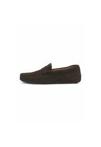 Mocasines de ante marrón sin cordones con una textura suave, costuras en contraste y suela de goma moldeada, con un sutil logotipo en el lateral.