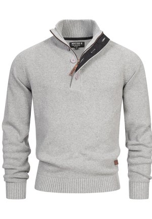 Pullover grigio a maglia con colletto a mezza zip, polsini e orlo a coste, e due bottoni in contrasto sulla patta. Etichetta di accento in pelle inclusa.