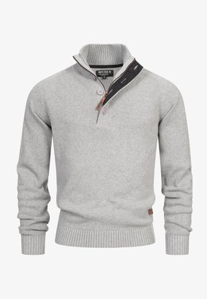 Grå strikket pullover med halv lynlås-krave, ribbede manchetter og kant samt to kontrastknapper på stolpen. Lædermærkat inkluderet.