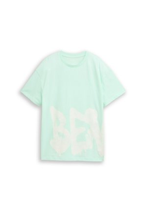 Hellgrünes T-Shirt mit kurzen Ärmeln, rundem Ausschnitt und großem verblasstem weißen Schriftzug "BEN" auf der Vorderseite.