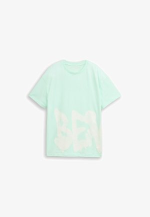 Tricou verde deschis cu mânecă scurtă, guler rotund și text alb mare, estompat „BEN” pe partea din față.