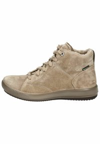 Beige suède enkellaarzen met vetersluiting, gewatteerde kraag en gestructureerde rubberen zool. Voorzien van een waterproof paneel met logo aan de zijkant.