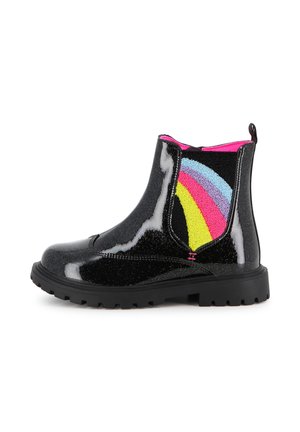 Bottine noire brillante avec semelle épaisse et panneau latéral élastique rayé aux couleurs de l'arc-en-ciel en jaune, rose, violet et bleu, doublure intérieure rose.