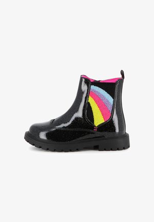Schwarzer glänzender Knöchelhoher Stiefel mit dicker Sohle und elastischem seitlichem Einsätze mit regenbogenfarbenen Streifen in Gelb, Pink, Lila und Blau, pinkes Innenfutter.