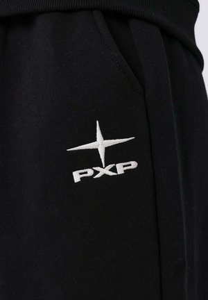 Zwarte joggingbroek met een geborduurd wit logo "PXP" en sterontwerp, met een zachte textuur en een elastische tailleband.